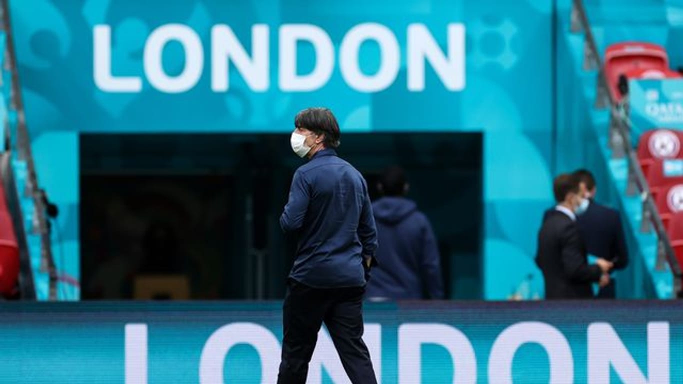 Bundestrainer Joachim Löw verlässt nach seinem letzten Spiel als Bundestrainer den Platz in Wembley.
