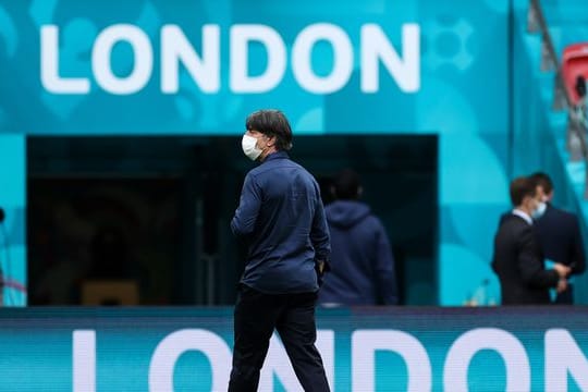 Bundestrainer Joachim Löw verlässt nach seinem letzten Spiel als Bundestrainer den Platz in Wembley.