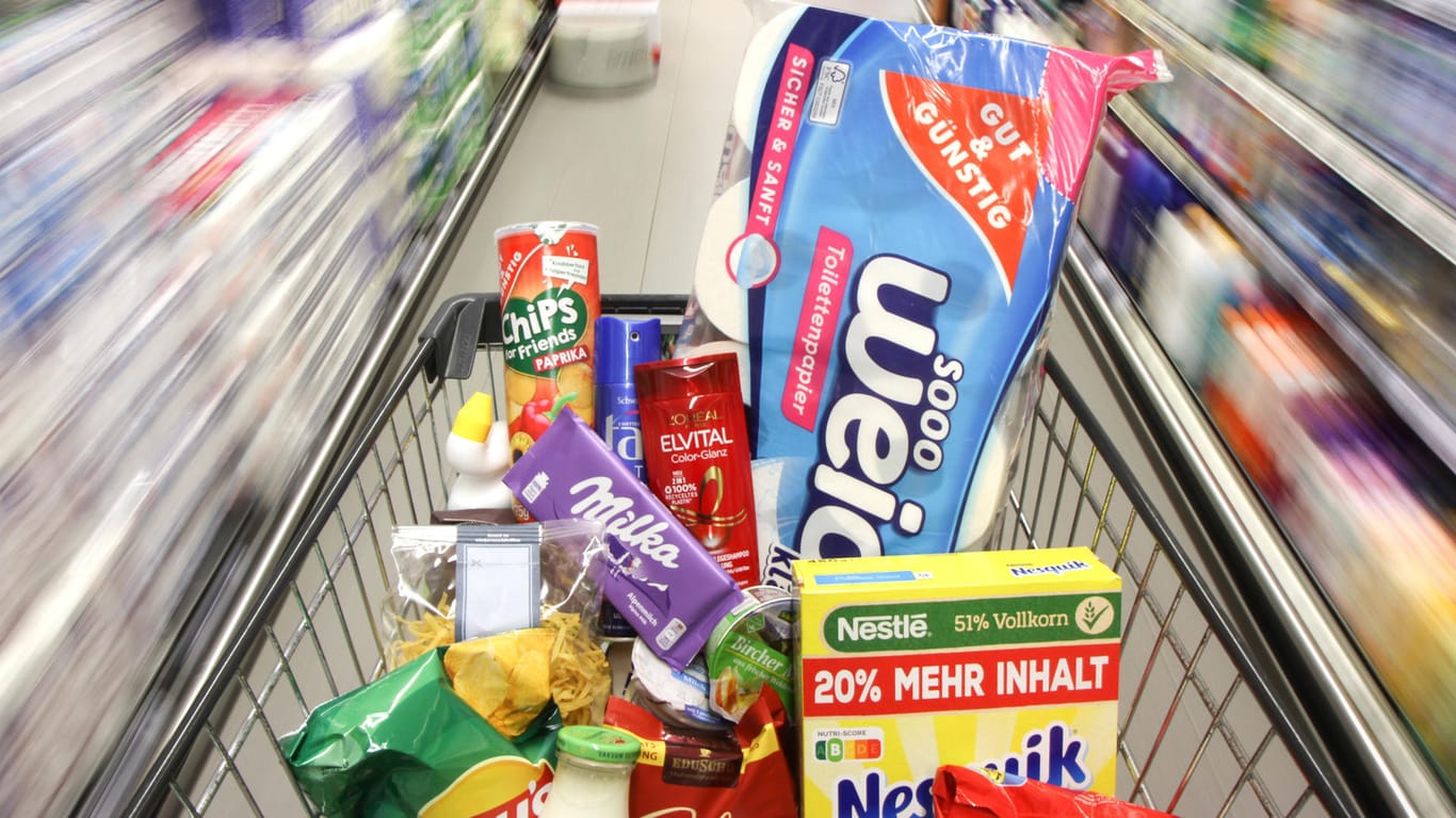 Ein voller Einkaufswagen (Symbolbild): Seitdem die reguläre Mehrwertsteuer wieder gilt, ist auch der Supermarkteinkauf teurer geworden.