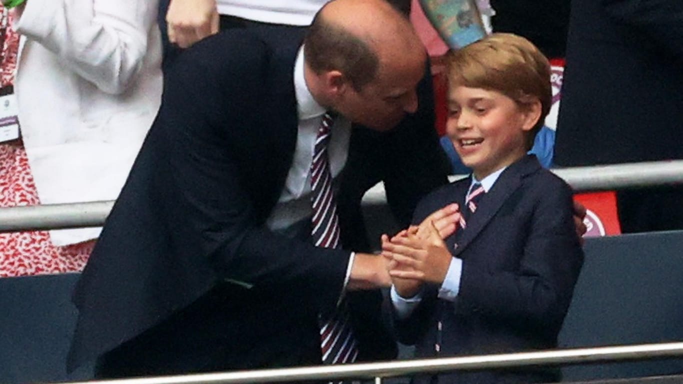 Prinz William und Prinz George: Die Royals sahen das Spiel England gegen Deutschland im Stadion.