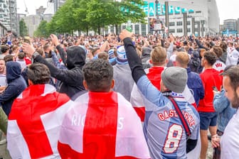 Freudentaumel nach Schlusspfiff: Tausende England-Fans feierten den Sieg ihrer Mannschaft vor den Toren des Wembley-Stadions.