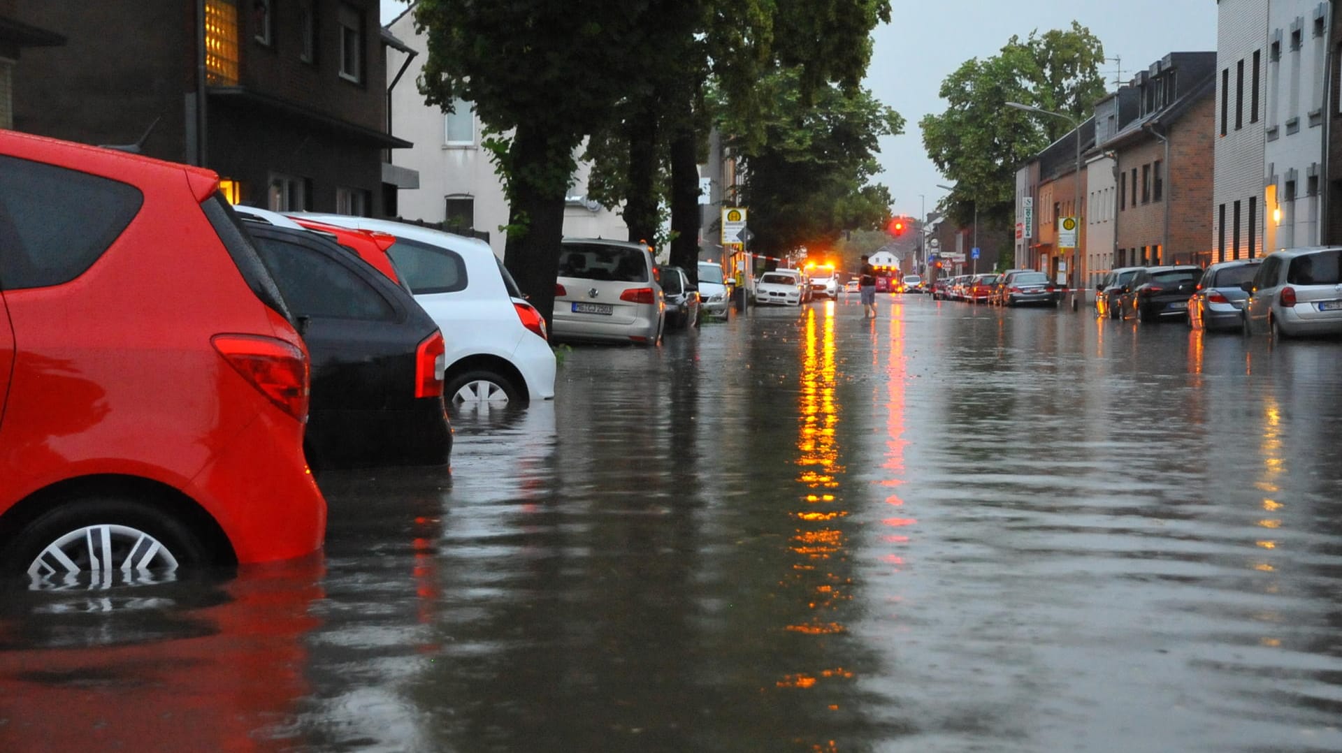 Autos stehen an einer überfluteten Straße in Mönchengladbach: Unwetter sorgten für zahlreiche Einsätze der Rettungskräfte.