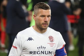 Lukas Podolski: Der Weltmeister von 2014 ist von der Leistung der DFB-Elf gegen England enttäuscht.