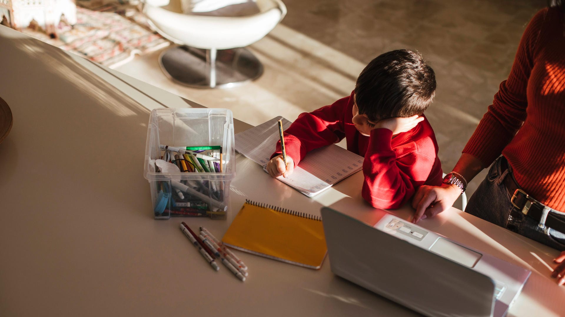 Kinderbetreuung im Homeoffice: Nicht für jeden Arbeitnehmer sind die Bedingungen zu Hause perfekt.