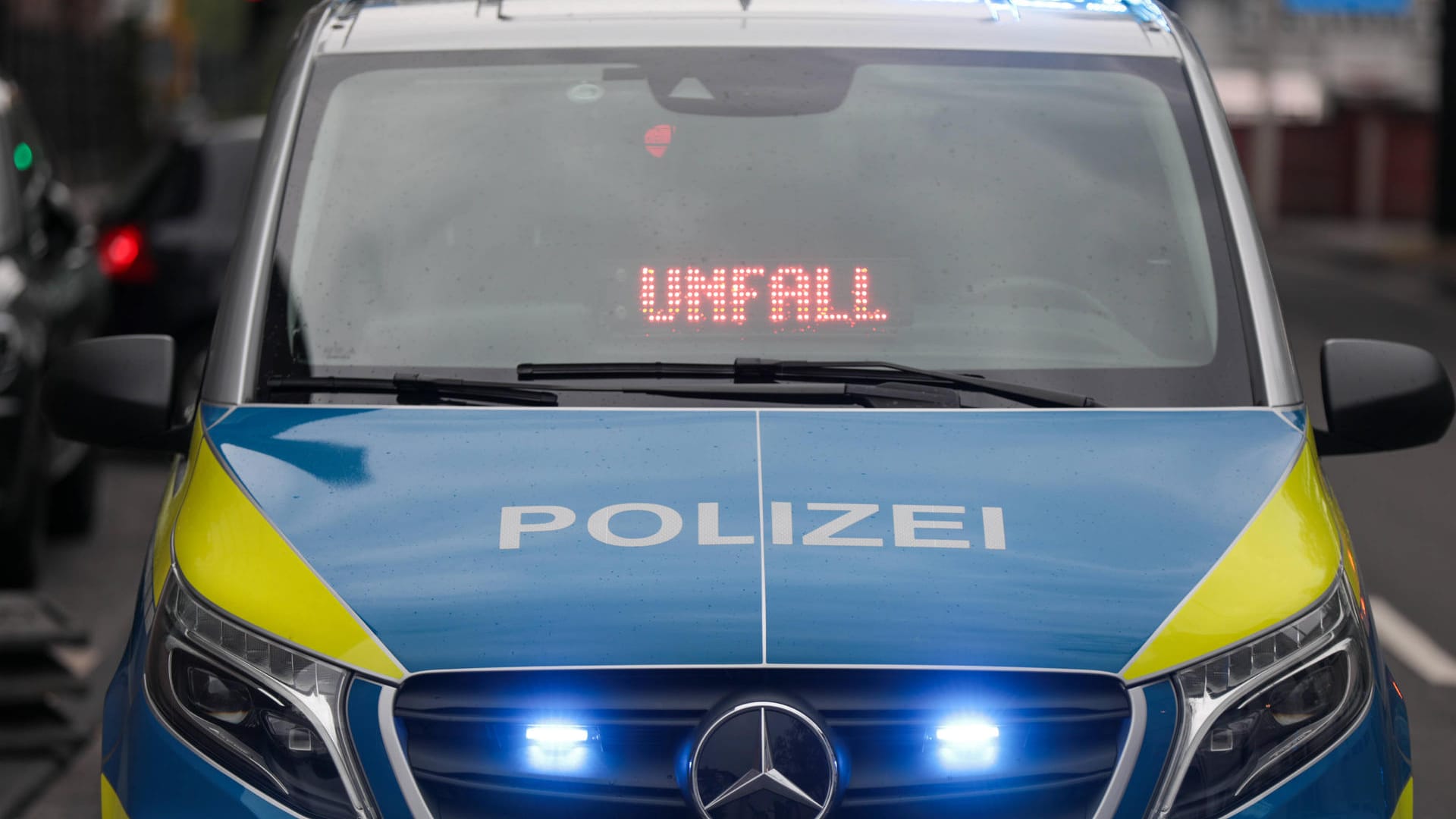 Auf einem Streifenwagen mit Blaulicht leuchtet die Anzeige "UNFALL". Der Mann konnte unbeschadet aus seinem Wagen aussteigen. Auf einem Streifenwagen mit Blaulicht leuchtet die Anzeige "UNFALL". Der Mann konnte unbeschadet aus seinem Wagen aussteigen.