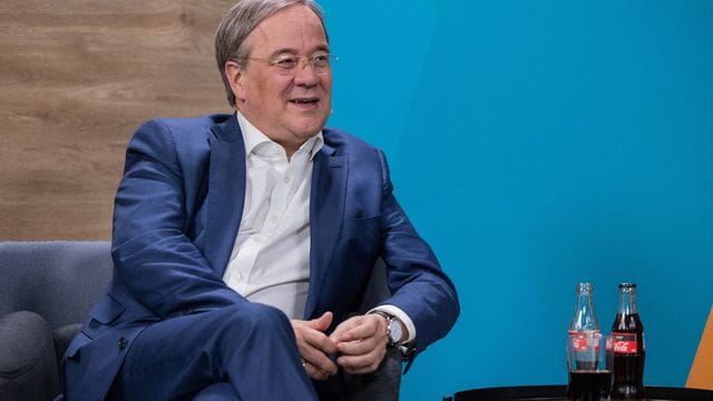 Armin Laschet (CDU) sitzt bei einem Online-Talk