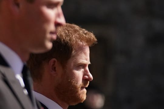 Prinz William (l) und sein Bruder Prinz Harry im April bei der Trauerfeier für Prinz Philip.