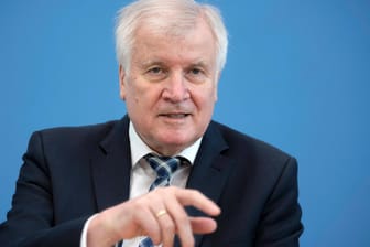 Horst Seehofer: Der Bundesinnenminister fordert von Bund und Ländern stärkere Integrationsbemühungen, um Attentate wie das in Würzburg künftig zu verhindern.