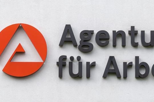 Das Logo der Agentur für Arbeit ist zu sehen