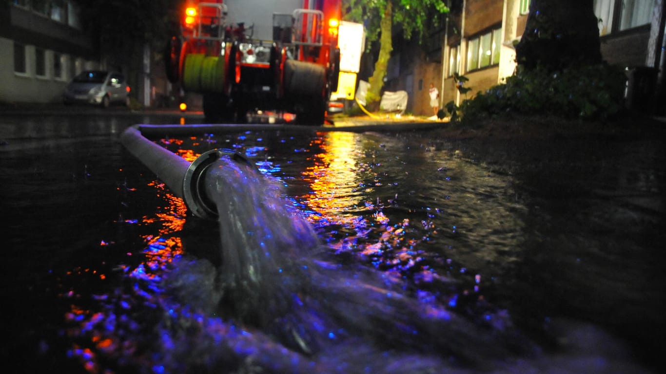 Die Feuerwehr pumpt Wasser ab. Unwetter hatten am Dienstagabend und in der Nacht für zahlreiche Einsätze der Rettungskräfte gesorgt.