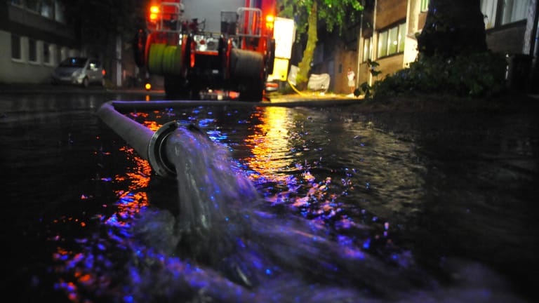 Die Feuerwehr pumpt Wasser ab. Unwetter hatten am Dienstagabend und in der Nacht für zahlreiche Einsätze der Rettungskräfte gesorgt.