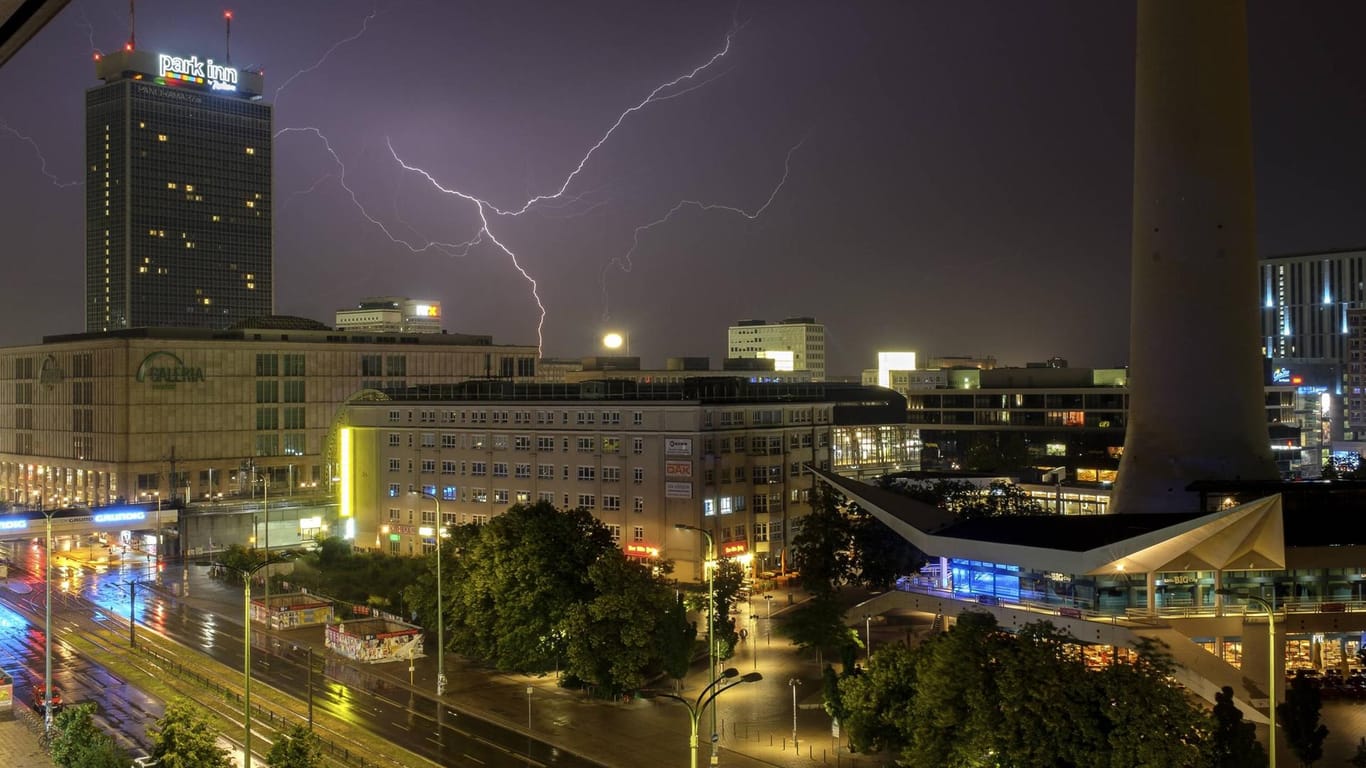 Blitze am Himmel über dem Alexanderplatz (Symbolbild): Für den Mittwoch sind auch in Berlin Unwetterwarnungen angesagt.