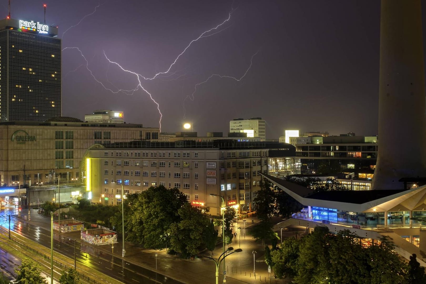 Blitze am Himmel über dem Alexanderplatz (Symbolbild): Für den Mittwoch sind auch in Berlin Unwetterwarnungen angesagt.