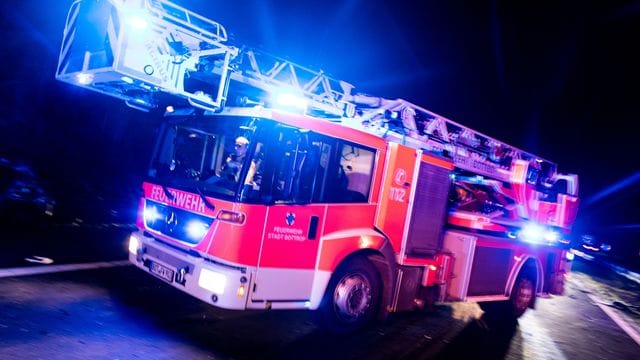 Ein Einsatzwagen der Feuerwehr trifft an der Unfallstelle ein Ein Einsatzwagen der Feuerwehr trifft an der Unfallstelle ein