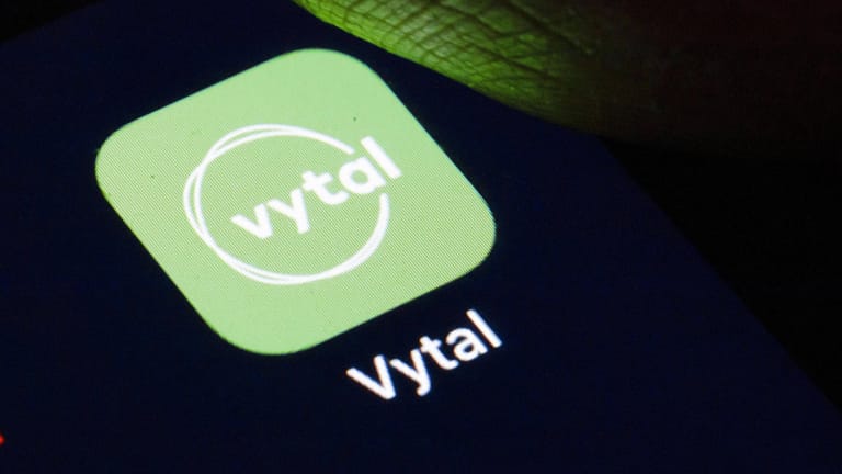 Das Logo der App ist auf dem Display eines Smartphone zu sehen (Archivbild): Vytal will für die Take-Away-Gastronomie ein Mehrwegsystem etablieren.