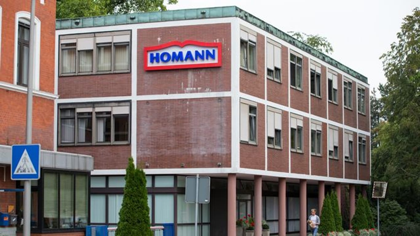 Der Schriftzug des Lebensmittelherstellers Homann Feinkost steht auf einem Haus auf dem Betriebsgelände (Symbolbild): Das Unternehmen macht einen Standort dicht.