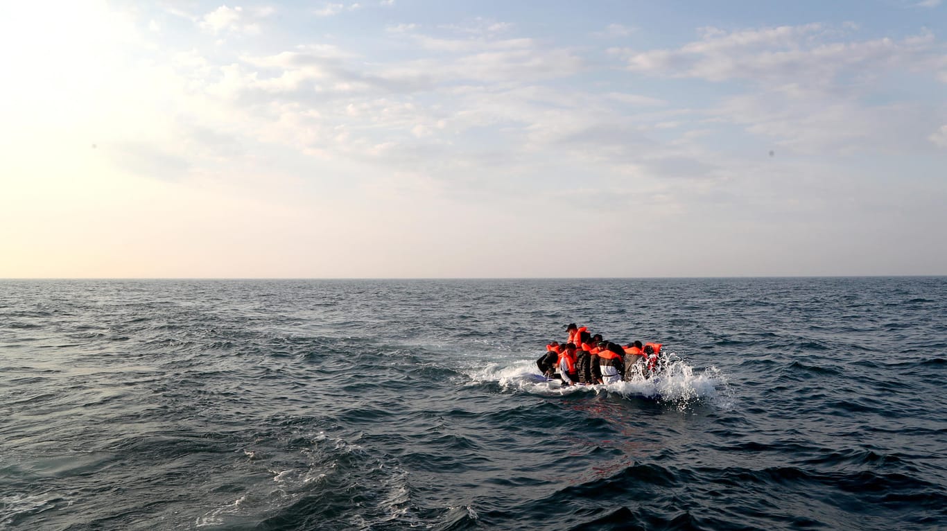 Eine Gruppe von mutmaßlichen Migranten in einem kleinen Boot: Die Zahl der Flüchtenden über den Ärmelkanal hat im Juni ein neues Rekordhoch erreicht.