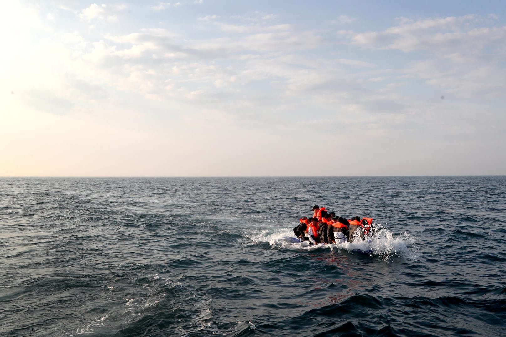 Eine Gruppe von mutmaßlichen Migranten in einem kleinen Boot: Die Zahl der Flüchtenden über den Ärmelkanal hat im Juni ein neues Rekordhoch erreicht.