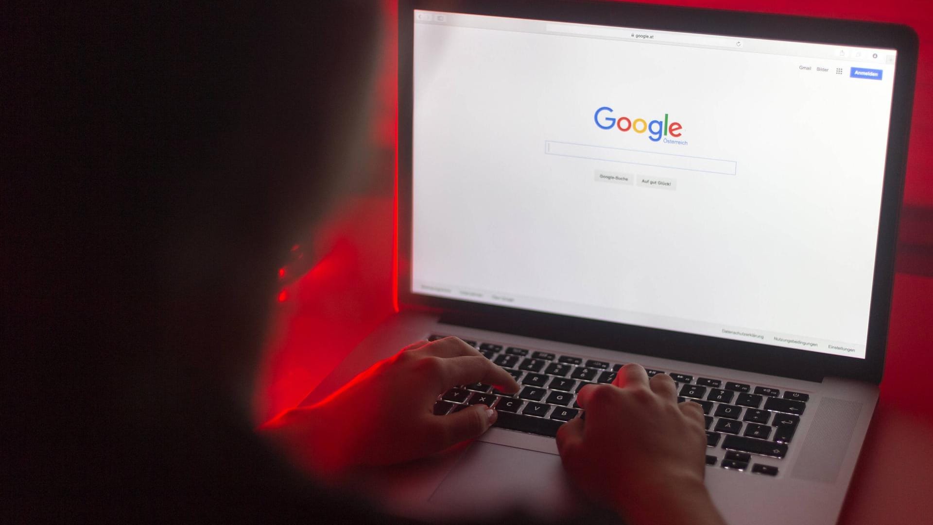 Die Google-Suchmaske auf dem Bildschirm: Google macht gruseligen Fehler Die Google-Suchmaske auf dem Bildschirm: Google macht gruseligen Fehler
