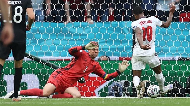 Raheem Sterling (r) brachte England in der zweiten Halbzeit in Führung.