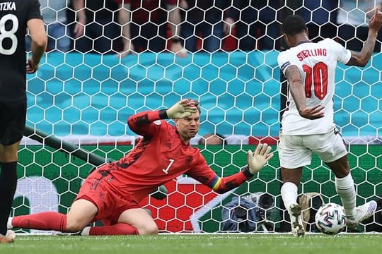 Raheem Sterling (r) brachte England in der zweiten Halbzeit in Führung.