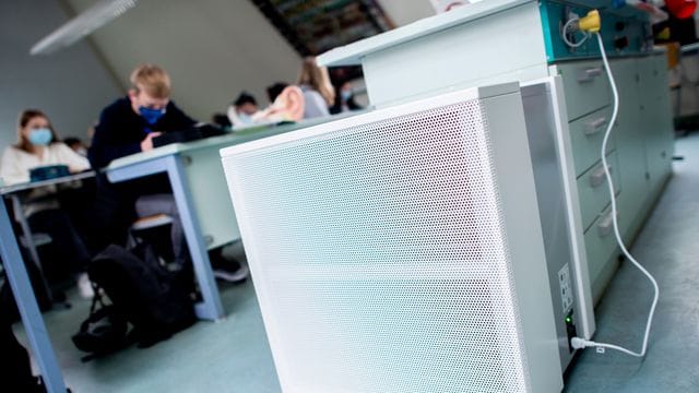 Ein Luftfiltergerät steht in einem Fachraum eines Gymnasiums Ein Luftfiltergerät steht in einem Fachraum eines Gymnasiums