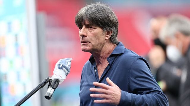 Stand nach dem EM-Aus gegen England der ARD Rede und Antwort: Joachim Löw. Stand nach dem EM-Aus gegen England der ARD Rede und Antwort: Joachim Löw.
