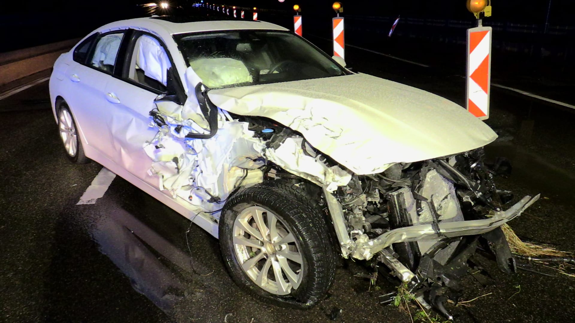Ein weißer Unfallwagen: Die Polizei ist auf der Suche nach der Ursache. Ein weißer Unfallwagen: Die Polizei ist auf der Suche nach der Ursache.