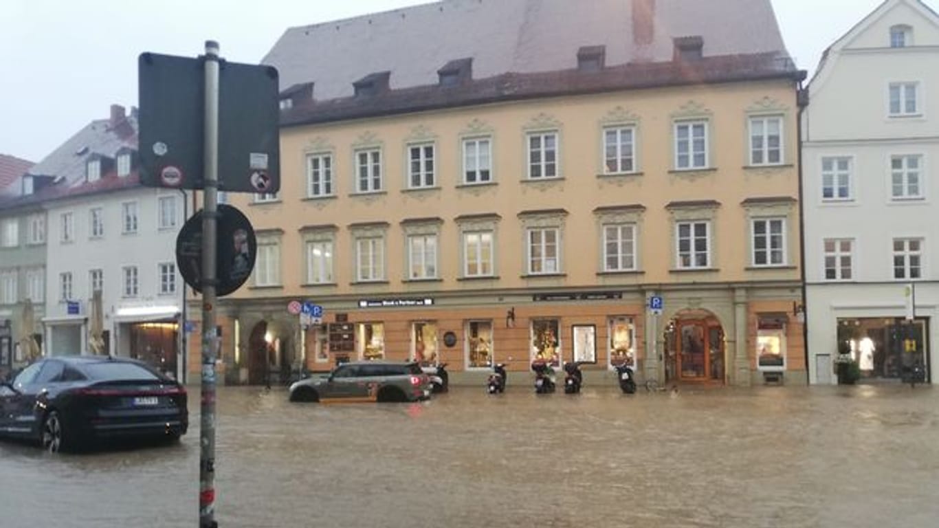 Regen überflutet Innenstadt von Landshut