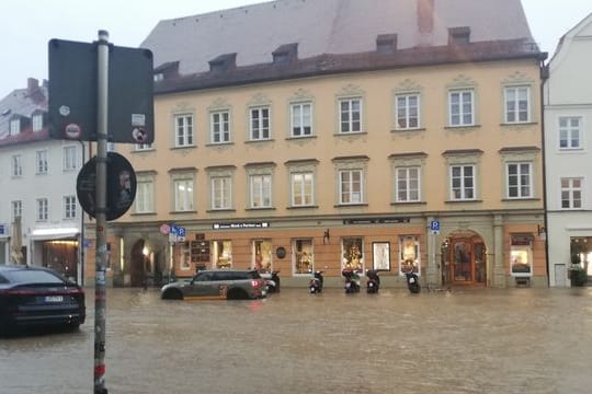 Regen überflutet Innenstadt von Landshut