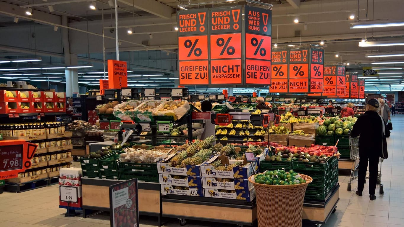 Obst- und Gemüse-Abteilung in einem Supermarkt (Symbolbild): Die Preise für unverarbeitete Lebensmittel sind in der Eurozone im Jahresvergleich gesunken.