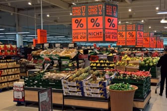 Obst- und Gemüse-Abteilung in einem Supermarkt (Symbolbild): Die Preise für unverarbeitete Lebensmittel sind in der Eurozone im Jahresvergleich gesunken.