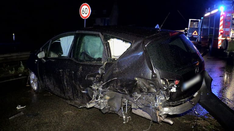 Dem Minivan fehlt ein Rad: Die Wagen kollidierten miteinander und es entstand ein hoher Sachschaden.