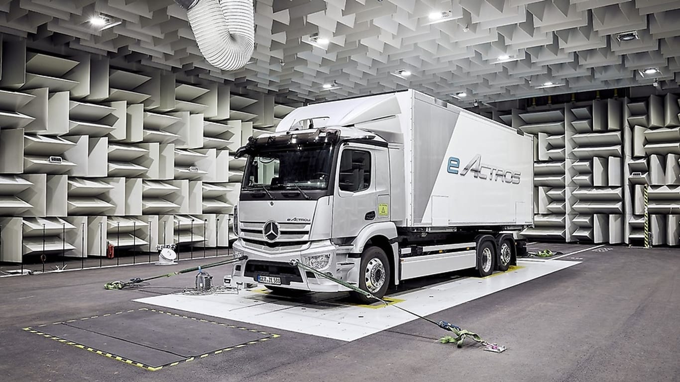 Mercedes eActros: Daimler rechnet angesichts des hohen Preises seines ersten Elektro-Lastwagens mit einem "moderaten" Markthochlauf.