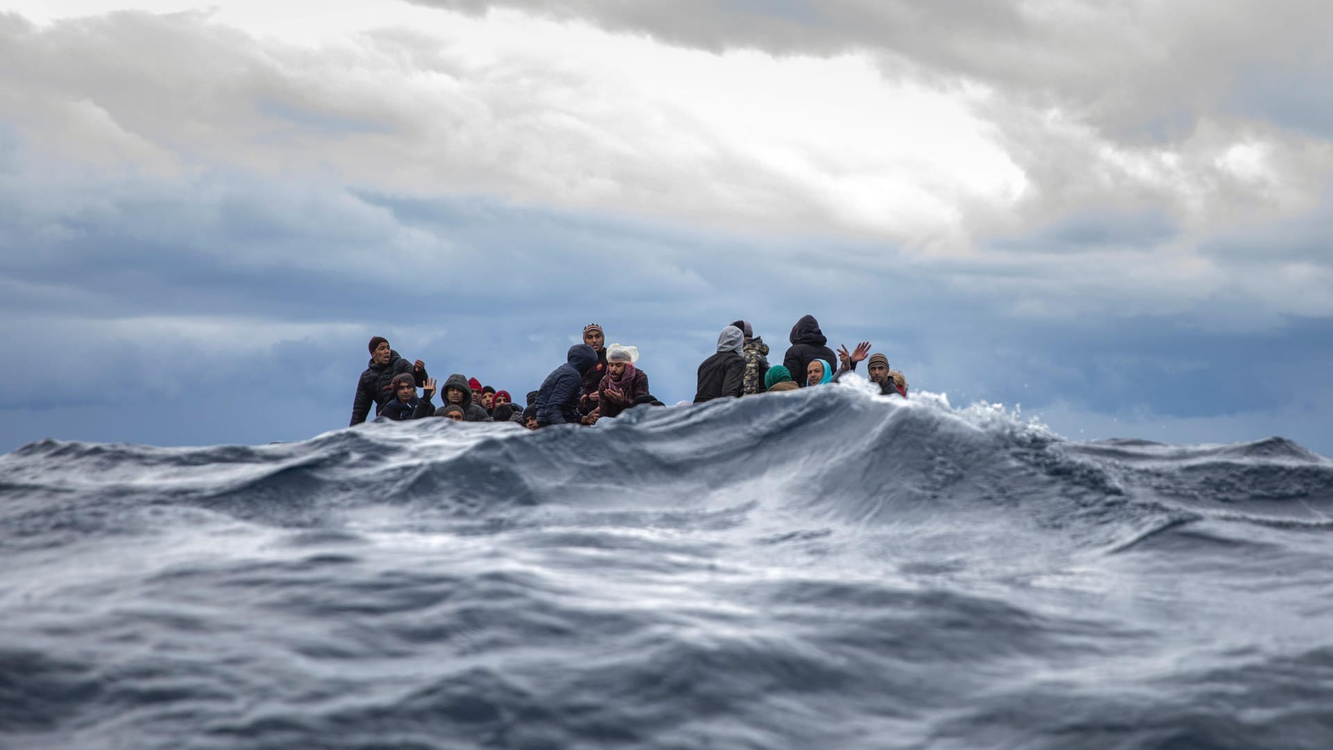 Ein überfülltes Boot im Mittelmeer: Zahlreiche Menschen bezahlen die Flucht nach Europa mit ihrem Leben. Ein überfülltes Boot im Mittelmeer: Zahlreiche Menschen bezahlen die Flucht nach Europa mit ihrem Leben.