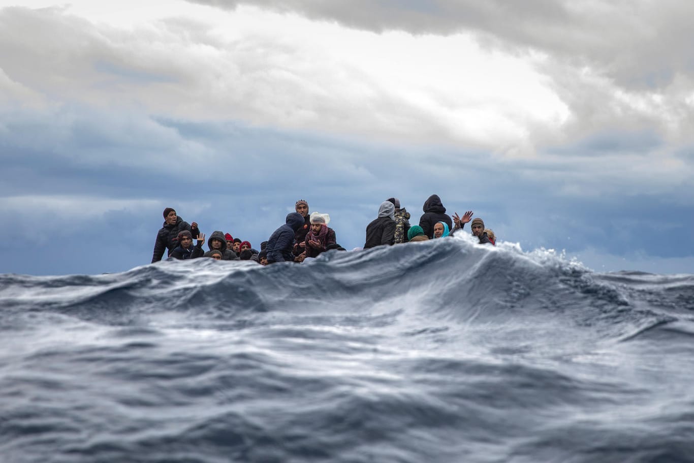 Ein überfülltes Boot im Mittelmeer: Zahlreiche Menschen bezahlen die Flucht nach Europa mit ihrem Leben.