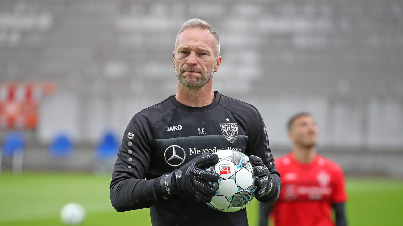 Uwe Gospodarek hält einen Ball (Archivbild): Bisher war er als Torwart-Trainer beim VfB Stuttgart tätig.