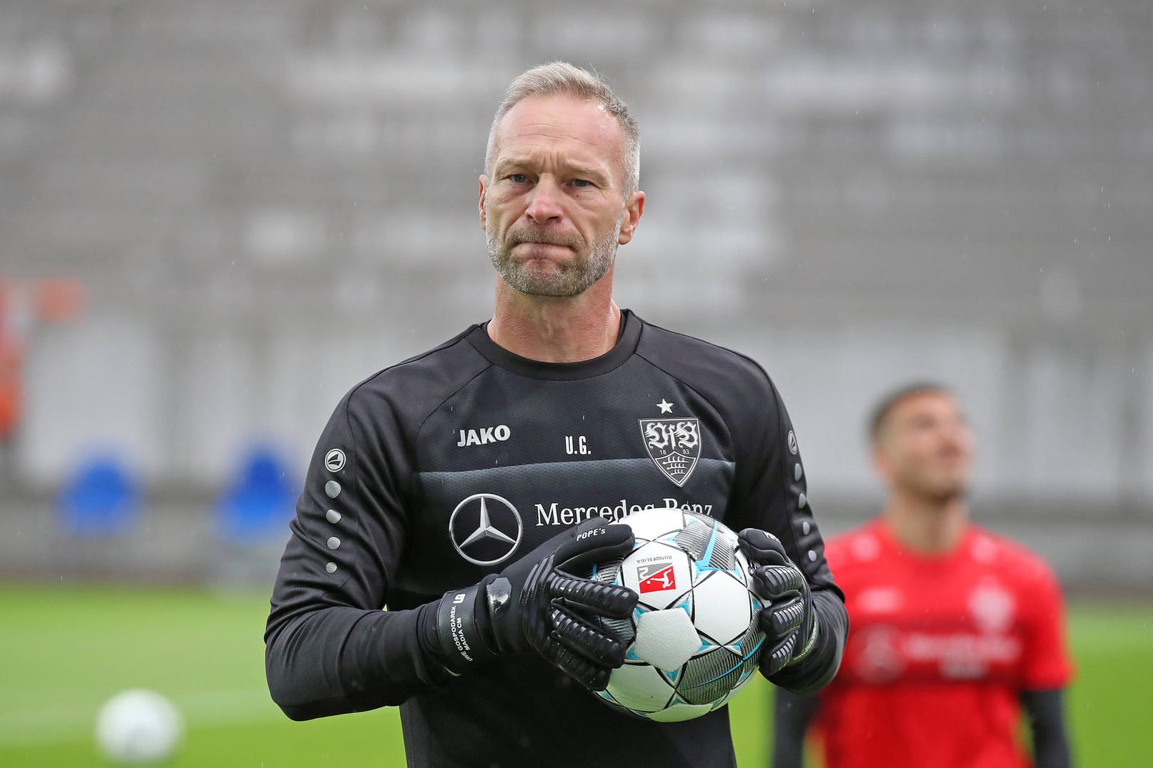 Uwe Gospodarek hält einen Ball (Archivbild): Bisher war er als Torwart-Trainer beim VfB Stuttgart tätig.