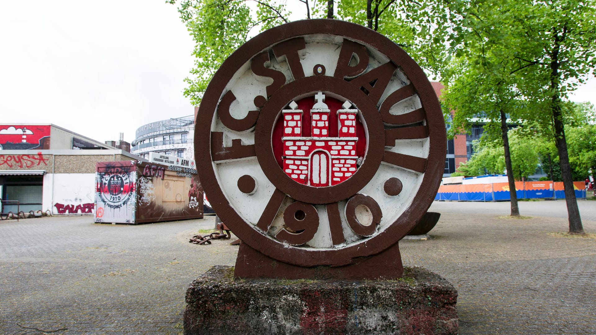 Das Logo vor dem Millerntor Stadion (Archivbild): Zuerst sollen die Menschen, die aktuell eine Dauerkarte besitzen, die Verlängerung nutzen können. Das Logo vor dem Millerntor Stadion (Archivbild): Zuerst sollen die Menschen, die aktuell eine Dauerkarte besitzen, die Verlängerung nutzen können.