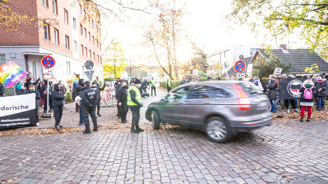 Anti-AfD-Proteste in Hamburg: Auch hier wurden, ähnlich wie in Schleswig-Holstein, Gegendemonstranten einer AfD-Veranstaltung angefahren.