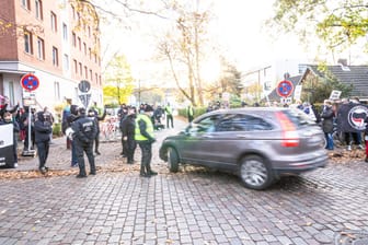 Anti-AfD-Proteste in Hamburg: Auch hier wurden, ähnlich wie in Schleswig-Holstein, Gegendemonstranten einer AfD-Veranstaltung angefahren.