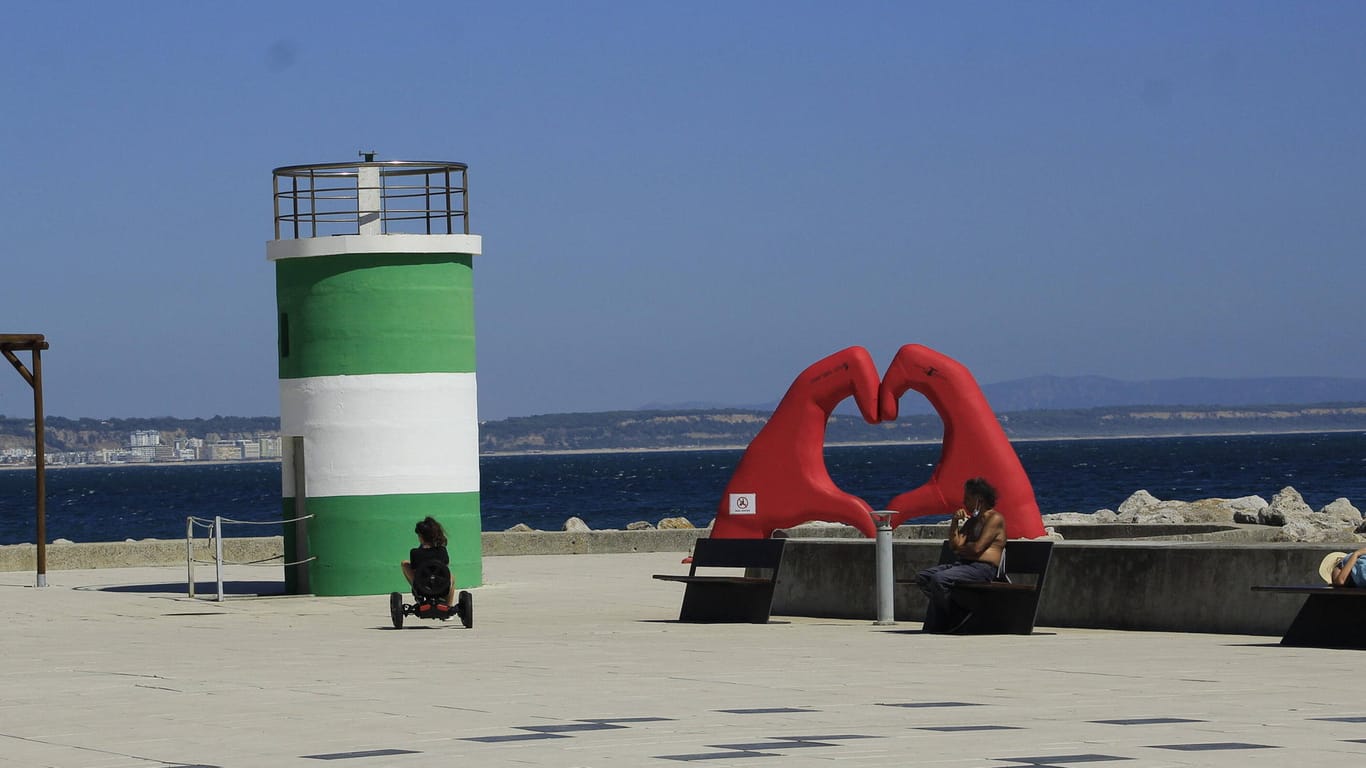 Lissabon: Einige Anbieter haben im Falle Portugals bereits Reisen bis Ende Juli abgesagt und bieten gebührenfreie Stornierungen und Umbuchungen an.