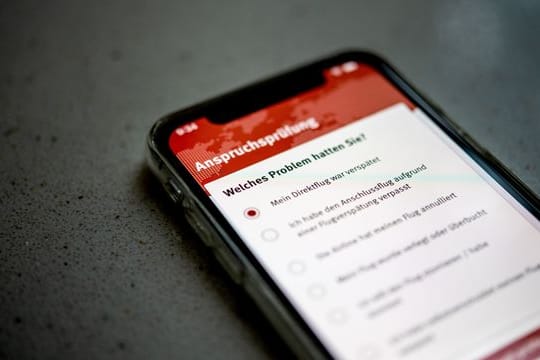 Die Flugärger-App der Verbraucherzentrale NRW hilft bei - genau - Flugärger wie Verspätung, Annullierung oder verlorenem Gepäck.