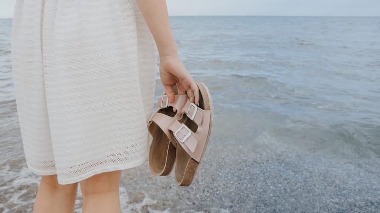 Sommerschuhe im Sale: Sparen Sie bis zu 50 Prozent bei angesagten Sandalen und Sneakern.