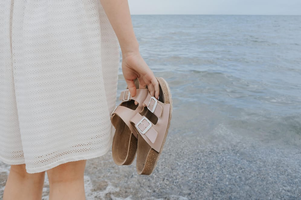 Sommerschuhe im Sale: Sparen Sie bis zu 50 Prozent bei angesagten Sandalen und Sneakern.