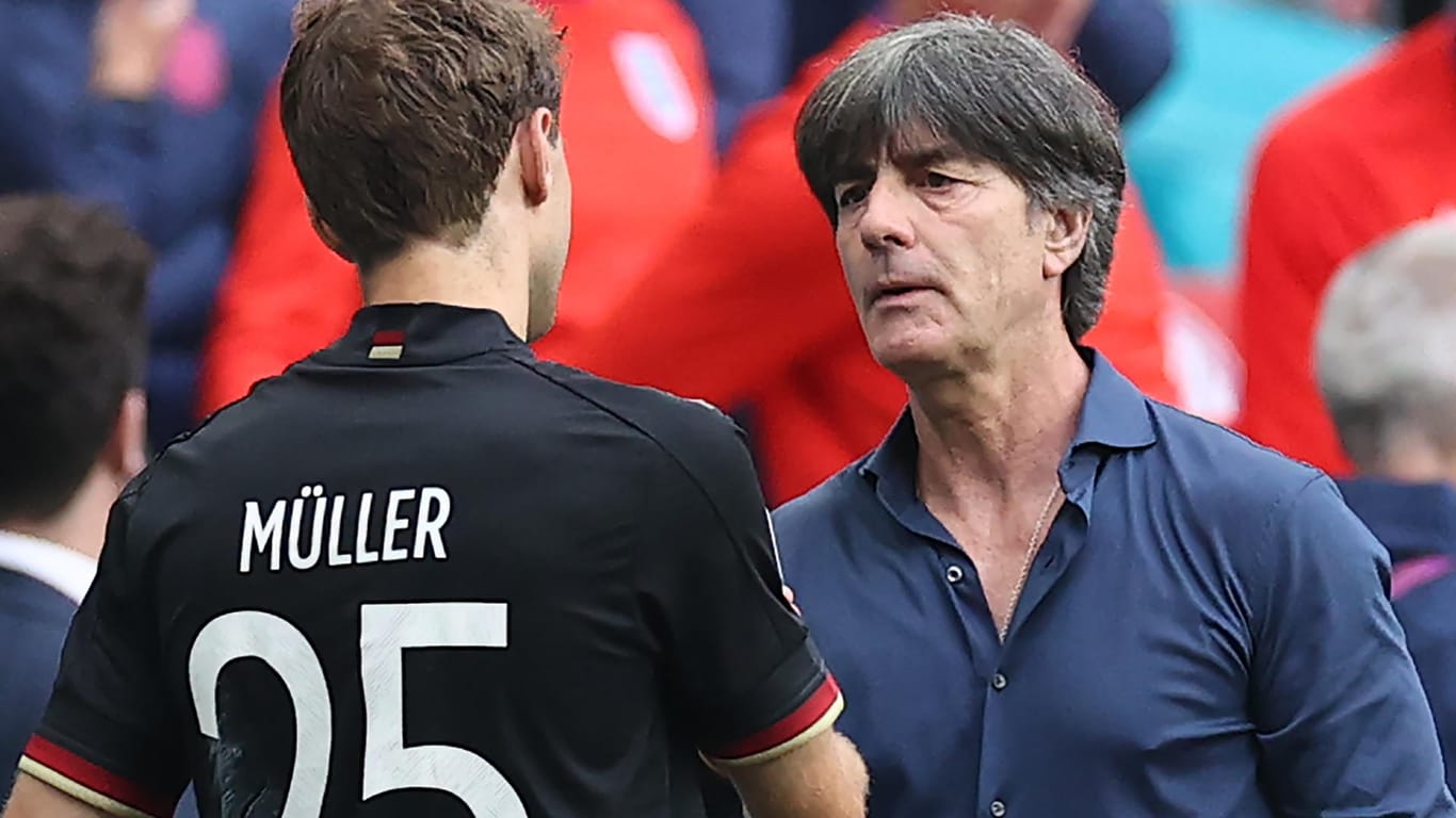 EM-Achtelfinale im Wembley-Stadion: Bundestrainer Joachim Löw und Thomas Müller umarmen sich nach der Partie.