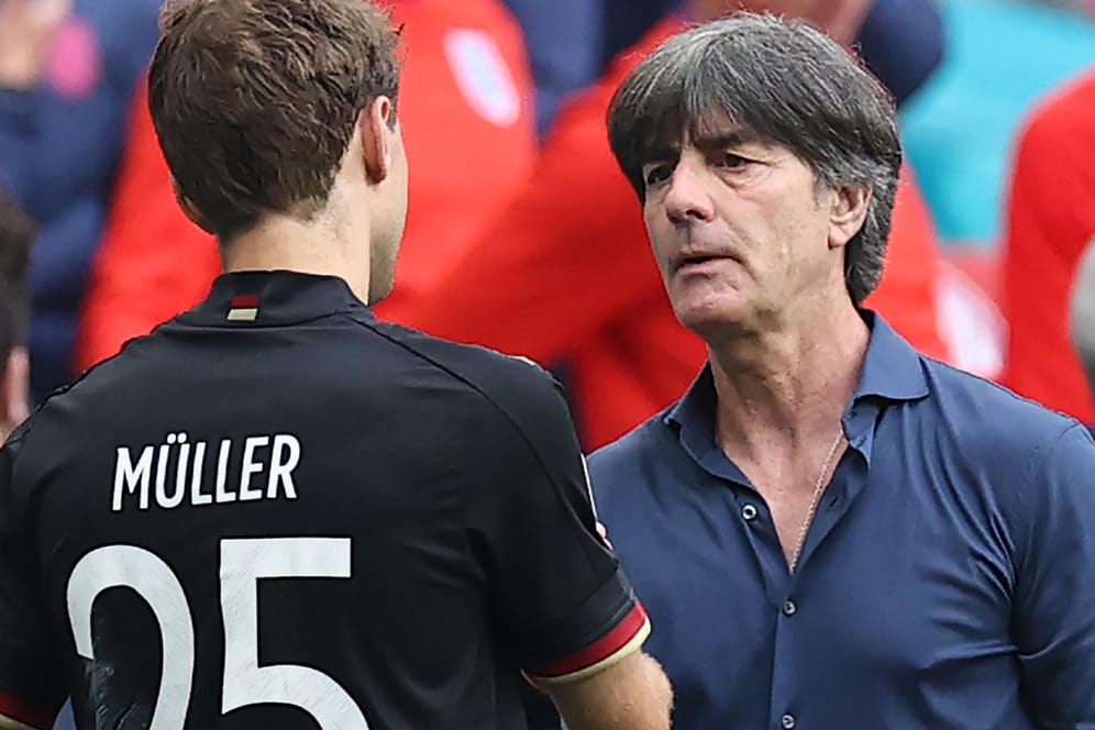 EM-Achtelfinale im Wembley-Stadion: Bundestrainer Joachim Löw und Thomas Müller umarmen sich nach der Partie.