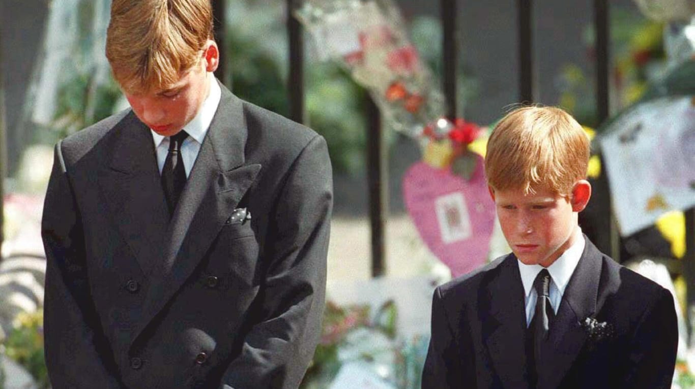 Prinz William und Prinz Harry bei der Beerdigung ihrer Mutter im September 1997.