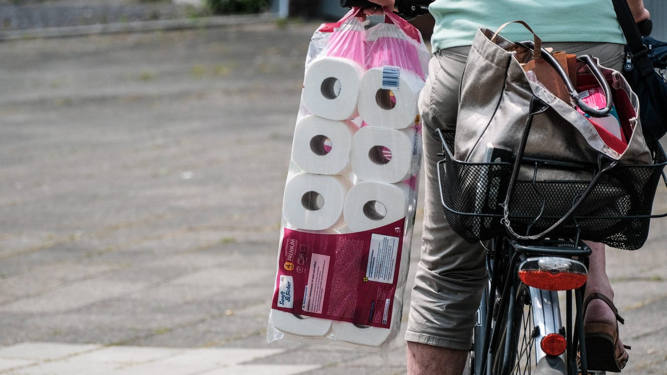 Eine Radfahrerin mit Toilettenpapier in der Hand: In Bielefeld ist es wegen einer ähnlichen Situation zu einem Unfall gekommen.