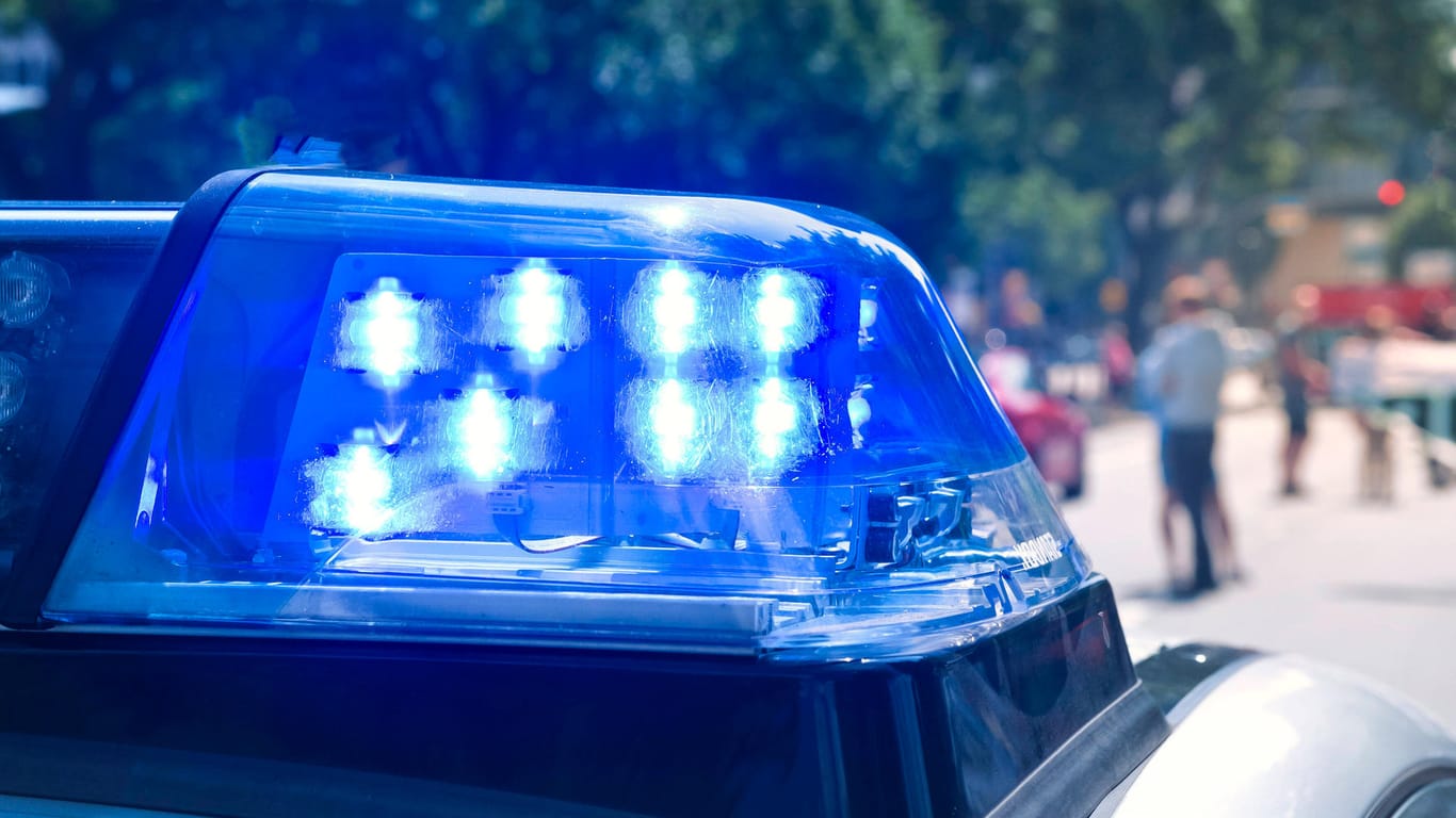 Blaulicht auf einem Einsatzfahrzeug (Symbolbild): Wohnungen von fünf Menschen wurden durchsucht.